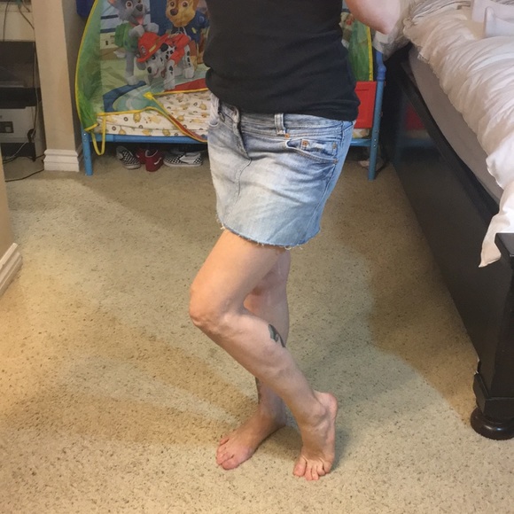 💙Like new Jean skirt by Guess💙 - Picture 2 of 8